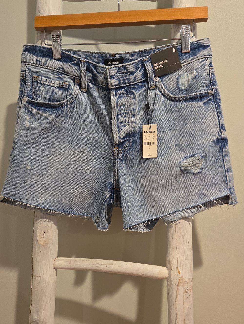 Express Boyfriend Midrise Light Blue Distressed Denim Cutoff Shorts Size 4